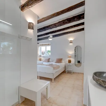 Charming With Private And Heated Pool
