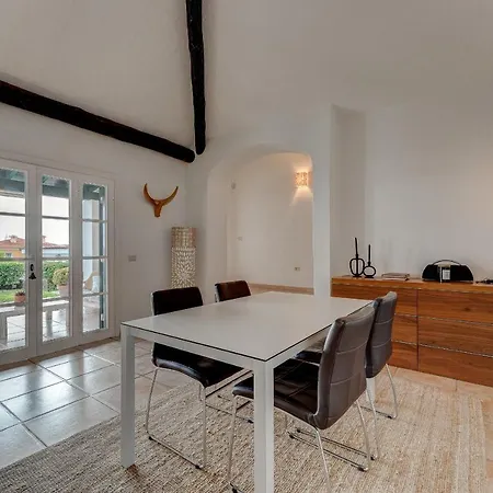 Charming With Private And Heated Pool *