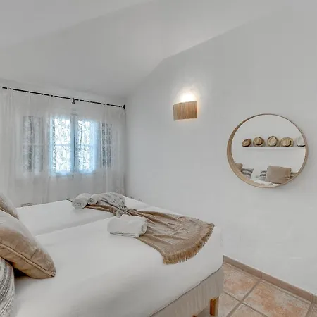 Charming With Private And Heated Pool וילה