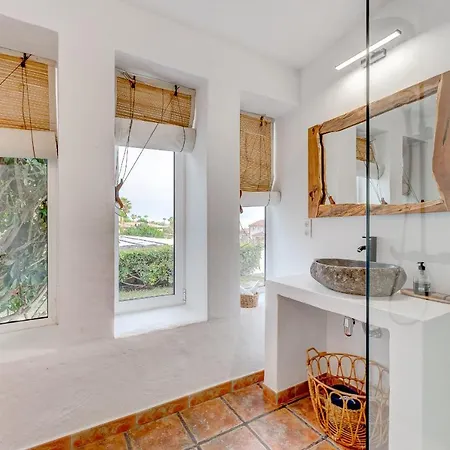 Charming With Private And Heated Pool