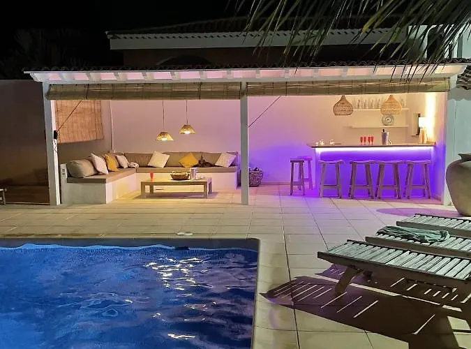 Charming With Private And Heated Pool * 아데제