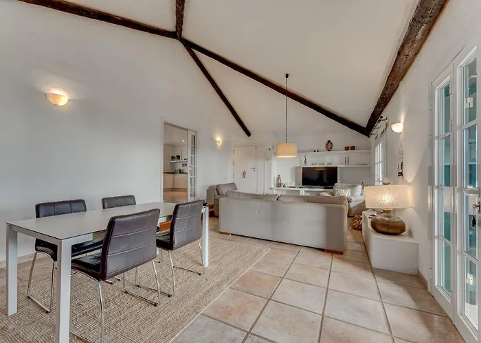 Charming With Private And Heated Pool * 아데제