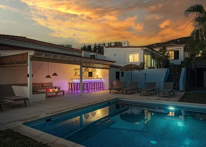 Charming With Private And Heated Pool * 아데제