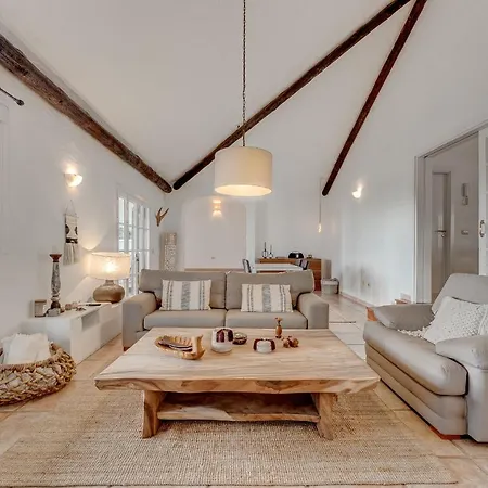 Charming With Private And Heated Pool